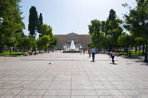 ATENAS-AGOSTO 22: Praça Syntagma e edifício do Parlamento em segundo plano em 22 de agosto de 2014 em Atenas, Grécia . — Fotografia de Stock