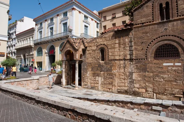 Aten-Augusti 22: Kyrkan Panagia Kapnikarea Augusti 22,2014 i Aten. Kyrkan Panaghia Kapnikarea är en grekisk-ortodoxa kyrkan och en av de äldsta kyrkorna i Aten. — Stockfoto