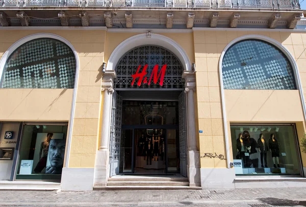 ATHENS-AUGUST 22: H&M store building on Emrou street on August 22,2014 Athens, Greece. — Stock Photo, Image
