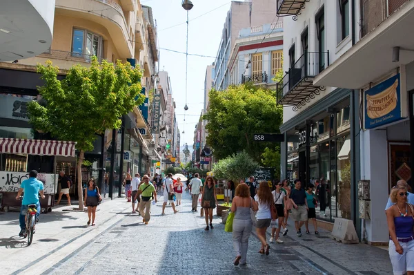 Atina-22 Ağustos: Dükkanı Ermou Caddesi üzerinde 22 Ağustos 2014 Atina, Yunanistan'ın insanlar. Ermou, Atina bir ana alışveriş caddesi sokaktır. Yunanistan. — Stok fotoğraf