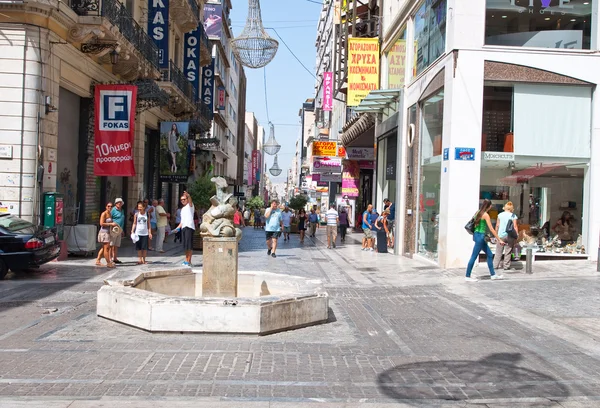 Athene-22 augustus: Winkelen op de Ermou straat met menigte van mensen op 22 augustus 2014 in Athene, Griekenland. Ermou straat is een winkelstraat in Athene. — Stockfoto