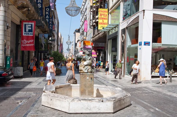 Athene-augustus 22: Winkelen op Ermou straat met menigte van klanten op 22 augustus 2014 in Athene, Griekenland. Ermou straat is een belangrijkste winkelstraat in Athene. — Stockfoto