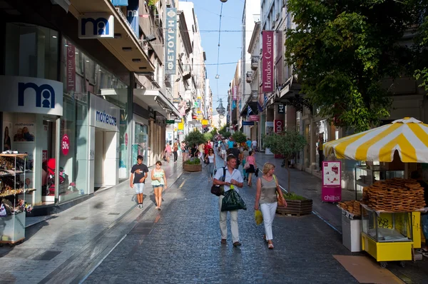 ATENAS-AGOSTO 22: Compras na rua Ermou com multidão de pessoas em 22 de agosto de 2014 em Atenas, Grécia. Ermou rua é uma rua comercial em Atenas . — Fotografia de Stock