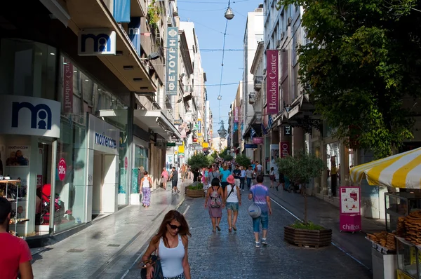 ATENS-AGOSTO 22: Compras na Rua Ermou e várias lojas em 22 de agosto de 2014 em Atenas, Grécia . — Fotografia de Stock