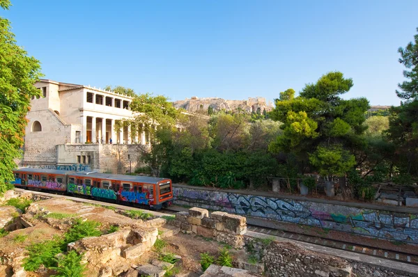 ATENAS-22 DE AGOSTO: Acrópolis de Atenas y metro ateniense el 22 de agosto de 2014 en Atenas, Grecia . —  Fotos de Stock