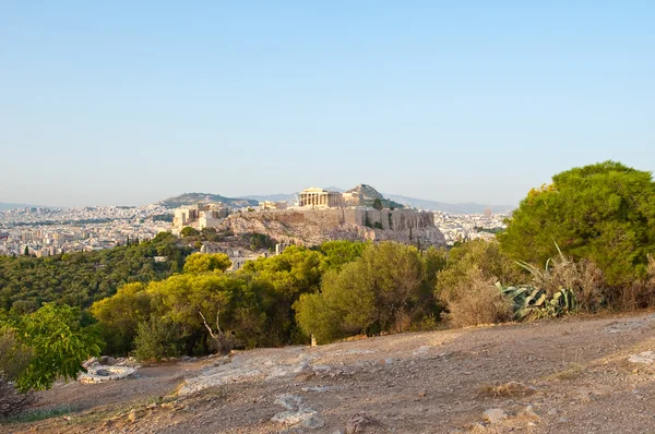 Akropolis von Athen und Lycabettus-Hügel im Hintergrund vom filopappos-Hügel aus gesehen. — Stockfoto