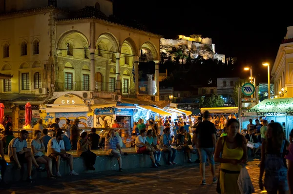 ATHENS-AUGUST 22: Nightlife on Monastiraki Square on August 22, 2014 in Athens, Greece. — Zdjęcie stockowe