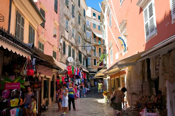 CORFU-AGOSTO 24: Rua comercial na ilha de Corfu em 24 de agosto de 2014 na cidade de Kerkyra, Grécia . — Fotografia de Stock