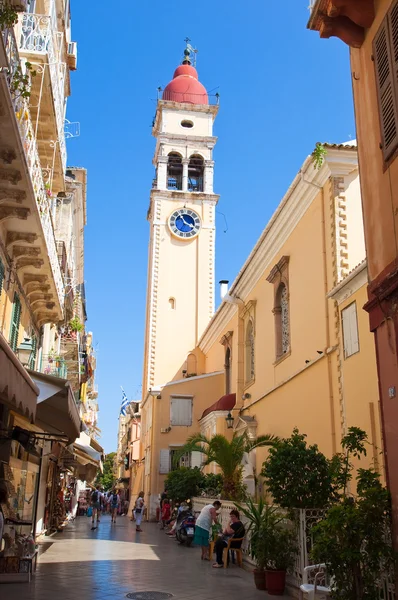 CORFU-24 DE AGOSTO: La Iglesia de San Spyridon en Kerkyra el 24 de agosto de 2014 en la isla de Corfú, Grecia. La Iglesia de San Spyridon es una iglesia ortodoxa griega ubicada en Corfú, Grecia. . —  Fotos de Stock