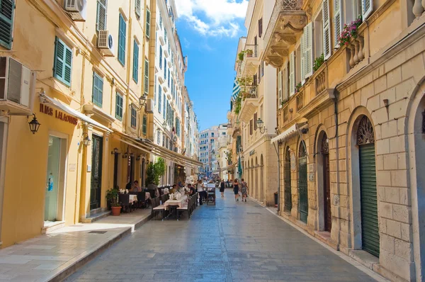 CORFU-AGOSTO 22: Arquitectura veneciana en Kerkyra con la fila de restaurantes locales el 22 de agosto de 2014 en la isla de Corfú, Grecia . —  Fotos de Stock