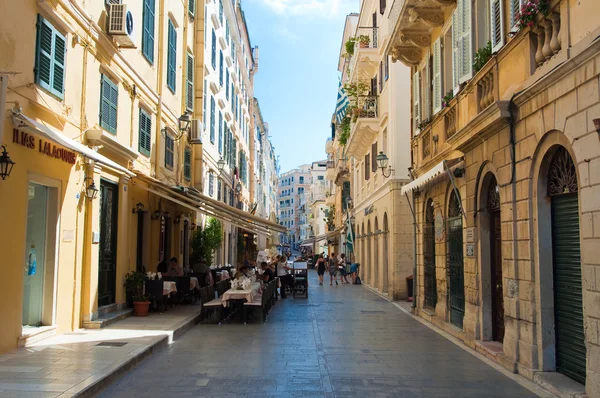 CORFU-AUGUST 22: Venetian architecture in Kerkyra city with the row of local restaurants on August 22, 2014 on Corfu island, Greece. — Stockfoto