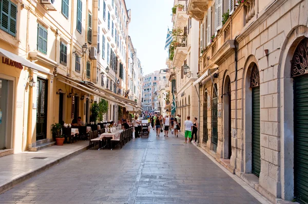 CORFU-AGOSTO 22: Arquitectura veneciana en la ciudad de Kerkyra con la fila de restaurantes locales el 22 de agosto de 2014 en la isla de Corfú, Grecia . —  Fotos de Stock