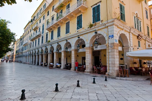 CORFU-AGOSTO 22: Kerkyra ciudad con la fila de restaurantes locales en agosto 22, 2014 en la isla de Corfú, Grecia . —  Fotos de Stock