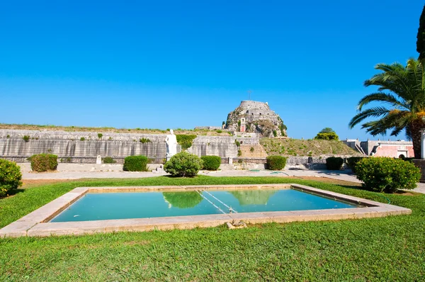 La colina de Castel a Terra es visible en la antigua fortaleza. Corfú, Grecia . —  Fotos de Stock