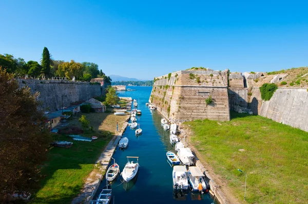 The channel separates the Old Fortress from the island of Corfu. Greece. — Zdjęcie stockowe