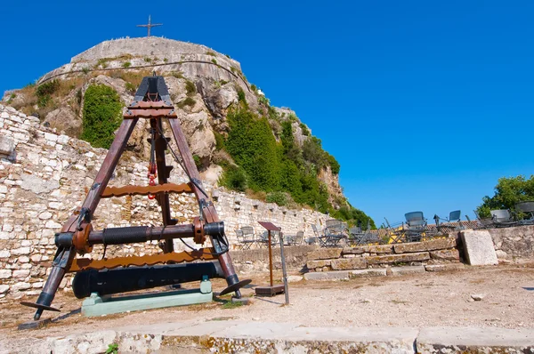 O aríete dentro da velha fortaleza. Corfu island, Grécia . — Fotografia de Stock