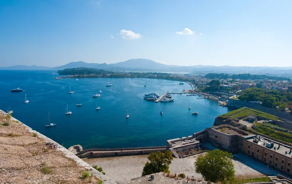 Panorama du port de Kerkyra depuis la vieille forteresse. Île de Corfou, Grèce . — Photo