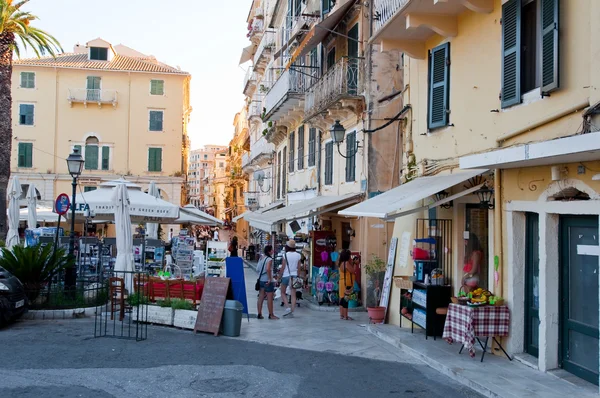 Corfu-22 augustus: Kerkyra oude binnenstad met de rij van souvenirs winkels op 22 augustus 2014 op het eiland Corfu, Griekenland. — Stockfoto