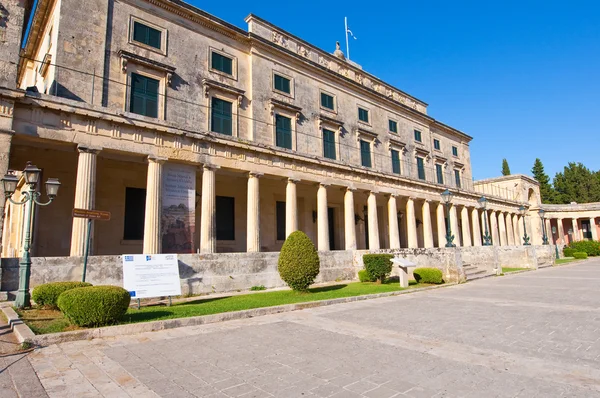 CORFU-AGOSTO 22: Fachada do Palácio de São Miguel e São Jorge em 22 de agosto de 2014 na ilha de Corfu. Grécia . — Fotografia de Stock