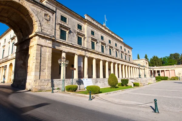 Corfu-sierpień 22: Fasada pałacu St. Michael i St. George w mieście Korfu, na sierpień 22, 2014 na wyspie Korfu, Grecja. — Zdjęcie stockowe