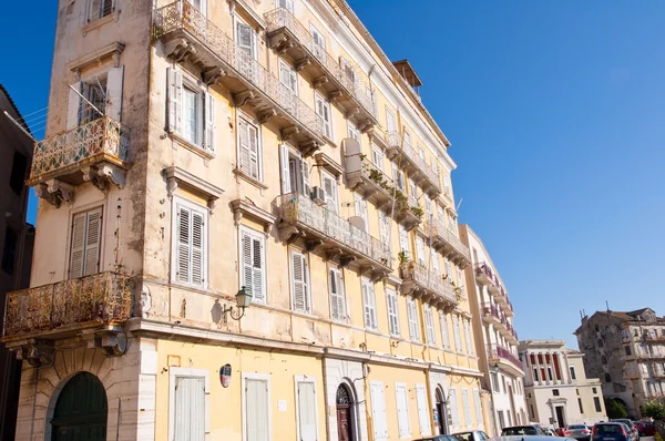 CORFU-AGOSTO 22: Edificio veneciano en la ciudad de Corfú el 22 de agosto de 2014 en la isla de Corfú. Países Bajos . — Foto de Stock