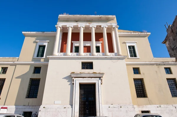 Fachada do edifício veneziano com colunas jônicas na cidade de Corfu, Korkyra. Grécia . — Fotografia de Stock