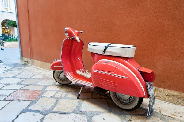CORFU-AGOSTO 22: Scooter Vespa Vintage parcheggiato su Kerkyra street il 22 agosto 2014 sull'isola di Corfù. Grecia. Vespa è un marchio italiano di scooter prodotto da Piaggio . — Foto Stock
