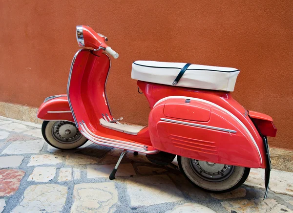 CORFU-AUGUST 22: Vintage Vespa scooter on Kerkyra street on August 22, 2014 on Corfu island. Greece. Vespa is an Italian brand of scooter manufactured by Piaggio. — Stok fotoğraf