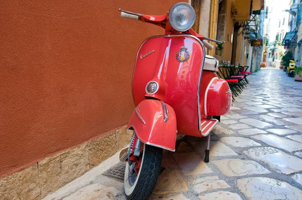 CORFU-AGOSTO 22: Classic Vespa scooter su Kerkyra strada agosto 22, 2014 sull'isola di Corfù. Grecia. Vespa è un marchio italiano di scooter prodotto da Piaggio . — Foto Stock