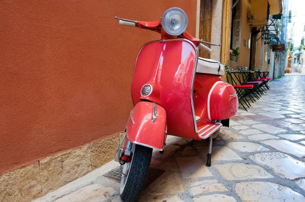 CORFU-AGOSTO 22: Vespa scooter su Kerkyra strada agosto 22, 2014 sull'isola di Corfù. Grecia. Vespa è un marchio italiano di scooter prodotto da Piaggio . — Foto Stock