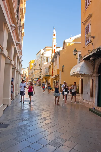 CORFU-AUGUST 22: Kerkyra street in the old part of the city with the row of souvenirs shops on August 22, 2014 on Corfu island, Greece. — Stockfoto