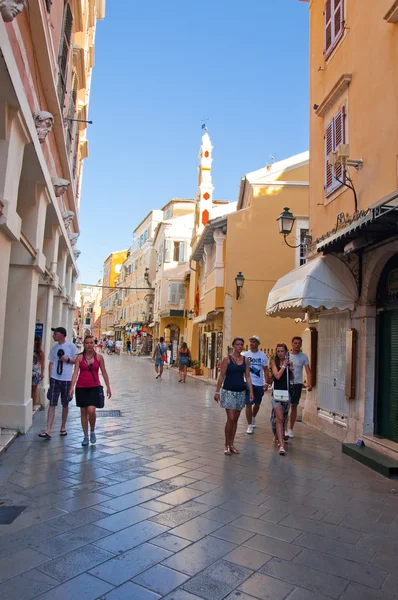 CORFU-AUGUST 22: Kerkyra narrow street in the hot weather with the row of souvenirs shops on August 22, 2014 on Corfu island, Greece. — Stok fotoğraf