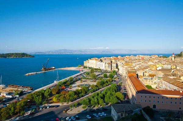 CORFU-AGOSTO 22: Vista aérea de la ciudad de Corfú con la antigua fortaleza en el fondo de la nueva fortaleza el 22 de agosto de 2014 en la isla de Corfú, Grecia . — Foto de Stock