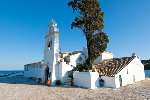 Vlacheraina orthodoxes Kloster mit Glockenturm auf der Insel Korfu, Griechenland. — Stockfoto
