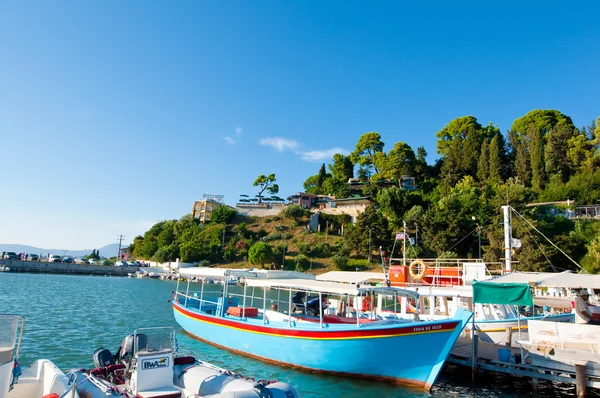 CORFU-AUGUST 22: Laguna Chalikiopoulou dengan Biara Pontikonisi dan Vlacheraina pada tanggal 22.2014 terlihat dari puncak bukit Kanoni di pulau Corfu, Yunani . — Stok Foto