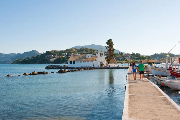 CORFU-AGOSTO 22: Laguna di Chalikiopoulou con il monastero Vlacheraina il 22 agosto 2014 sull'isola di Corfù, Grecia . — Foto Stock