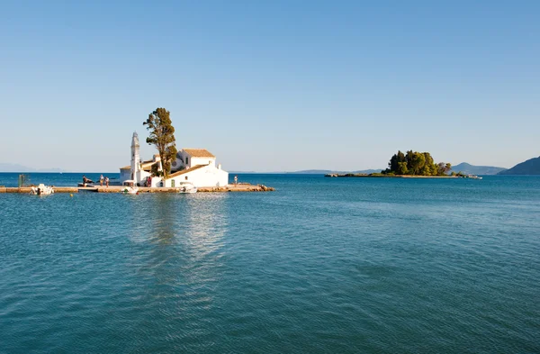 Vlacheraina Kloster und pontikonisi Insel in der Ferne. Korfu, Griechenland. — Stockfoto