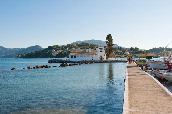 CORFU-AGOSTO 22: Laguna di Chalikiopoulou con il monastero Vlacheraina il 22 agosto 2014 sull'isola di Corfù in Grecia . — Foto Stock