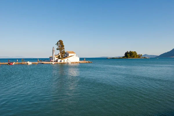 Vlacheraina monastero e Pontikonisi isola in lontananza sull'isola di Corfù, Grecia . — Foto Stock