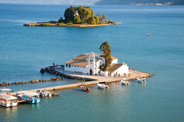 Mosteiro de Pontikonisi e Vlacheraina visto de Kanoni na ilha de Corfu, Grécia . — Fotografia de Stock