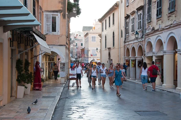 CORFU-AUGUST 22: Kerkyra narrow street in the hot weather with the row of souvenirs shops on August 22, 2014 on Corfu island, Greece. — Stock Photo, Image