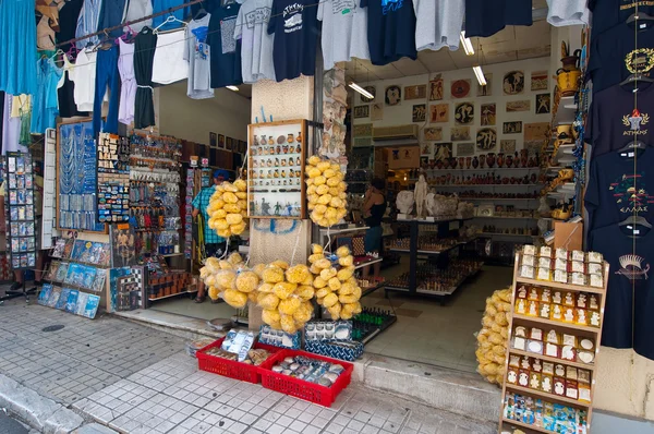 ATENAS-AGOSTO 22: Productos griegos tradicionales exhibidos para la venta en el área de Plaka el 22 de agosto de 2014 en Atenas, Grecia. Plátka es el antiguo barrio de Atenas, agrupado alrededor de las laderas de la Acrópolis . Fotos de stock