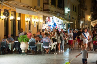 Corfu-Ağustos 25: Turist akşam yemeği yerel bir restoranda 25 Ağustos 2014 Korfu kasabada var. Corfu, Yunanistan.