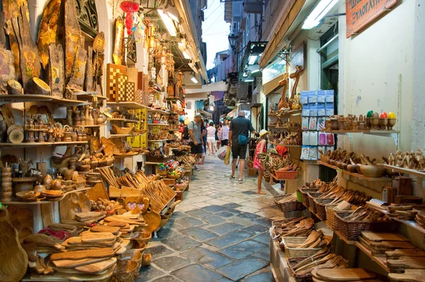 Korfu-August 24: Turisté jít nakupovat v místních suvenýrů obchodech srpna 24,2014 na ostrově Korfu, Řecko. — Stock fotografie
