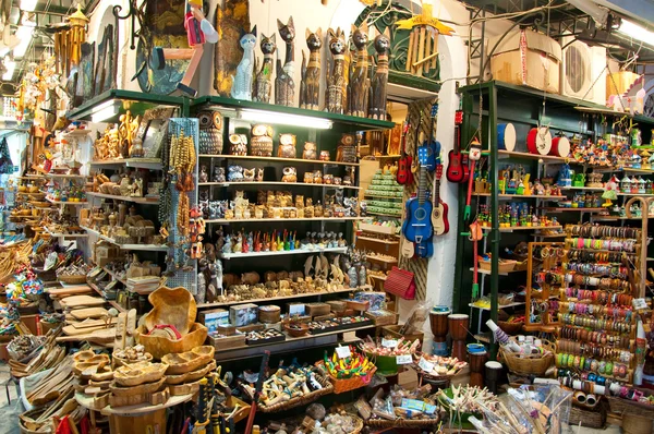 Korfu-August 24: Suvenýry vystaveny k prodeji v místním obchodě srpna 24,2014 na ostrově Korfu, Řecko. — Stock fotografie