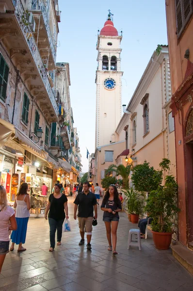 CORFU-AGOSTO 22: Calle Kerkyra en el casco antiguo de la ciudad con la fila de tiendas de recuerdos el 22 de agosto de 2014 en la isla de Corfú, Grecia . —  Fotos de Stock
