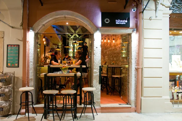 CORFU-AUGUST 25:  Young men have drinks in a local restaurants on August 25, 2014 on Corfu island, Greece. — Stock Photo, Image