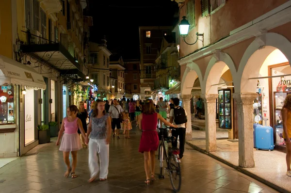CORFU-AGOSTO 25: folla di turisti sulla strada Kerkyra di notte il 25 agosto 2014 nella città di Kerkyra sull'isola di Corfù, Grecia . — Foto Stock