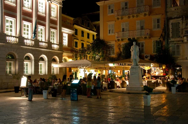 CORFU-AGOSTO 25: Kerkyra vida nocturna, un montón de gente en un restaurante el 25 de agosto de 2014 en la ciudad de Kerkyra en la isla de Corfú, Grecia . —  Fotos de Stock