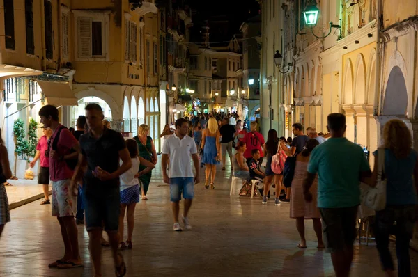 CORFU-AGOSTO 25: Os turistas caminham na noite Kerkyra no dia 25 de agosto de 2014 na cidade de Kerkyra na ilha de Corfu, Grécia . — Fotografia de Stock